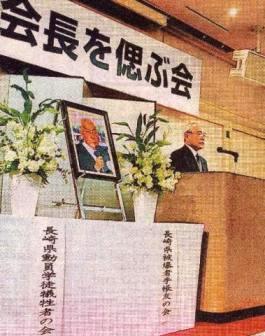 �̐[�x�O��̈�e�̉��ŁA�Ǔ��̈��A���q�ׂ�䌴�