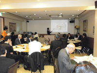 ����w�O���X�X�̑g���̊F����Ƃ̌�����̗l�q